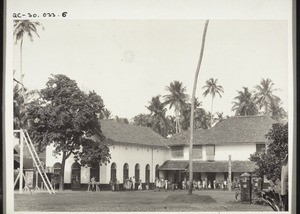 Miss. High-School in Mangalur, Indien. Linker Hälfte, Turnplatz