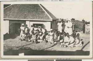 Nurses and patients, Chogoria, Kenya, 1949