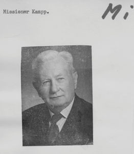 Pastor Hans Peter Hansen Kampp (1888-1963). Udsendt af Dansk Santalmission til Nordindien, 1915-54. I 1918 gift med Signe Kampp (1893-1982), udsendt 1918-54. Arbejdssteder: Dumka 1916, Kaerabani/Tilabani 1917, Benagaria 1920, Narainpur 1925-37, Nimasarai, Malda distrikt 1937-54. Signe & H. P. H. Kampp blev fra 1922 i særlig grad pionerer for missionsarbejdet blandt de bengalske folkegrupper, først i Narainpur og senere i Nimasarai, Malda distrikt - et arbejde med store udfordringer pga. politiske, kulturelle og religiøse spændinger mellem de forskellige folkegrupper. Specielt for H. P. H. Kampp var hans respekt og åbenhed overfor bengalernes kultur, religion og samfundsforhold. Hans store indsigt på dette område fremgår også af et omfattende forfatterskab, på såvel dansk som bengali. Fra 1954-60 var H. P. H. Kampp medlem af Landsstyrelsen i DSM