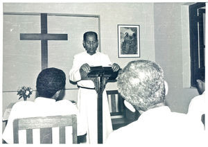 I 1973 måtte de sidste danske missionærer forlade Aden under tryk af regimet. Den lille sydarabiske kirke har ikke mere noget samlingssted. Her ses pastor Beihani ved en af de sidste gudstjenester i Det danske Missionsselskabs hus "Hebron". Beihani ernærer sig som fiskehandlerIn 1973 the last Danish missionaries had to leave Aden uder pressure the regime. The small South Arabian church has no more any gathering place. Here is Pastor Beihani by one of the last places of worship in the Danish Mission Society house "Hebron". Beihani makes a living as as a fishmonger