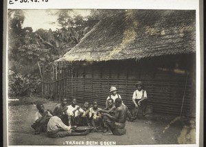 Mealtime for the carriers by Lake Richard (Cameroon)