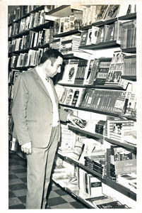 Den nye forretning i Beirut er åbnet og der vises stor interesse. Kunde i Tower Bookshop, Beirut, 1971