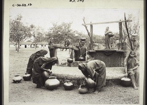 Christenfrauen an einem Schöpfbrunnen. Hubli, Indien