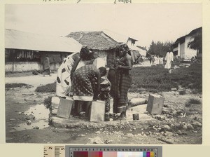 Collecting water, Zanzibar, ca.1908-1912