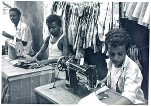 Fra markedet i Crater. Små skræddere ved symaskinen. Aden 1972