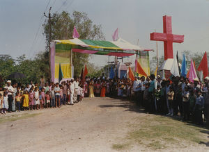 Assam, Nordindien. Mornai Tehaves 100 års jubilæum, juni 1990. Plantagens hovedindgang ved amtsvejen fra købstaden Dhubri