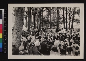 Missionary addressing outdoor congregation, Andhra Pradesh, India, ca. 1910-1920