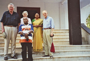 West Bengal, Nordindien. Delegation fra Danmission besøger Narainpur Pigeskole med Miss Mala, november 2000. Fra venstre: Torben & Lis Rechendorff, Kamalesh Biswas, Miss Mala og Jørgen Nørgaard Pedersen