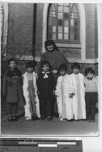 Maryknoll Sister with the Japanese kindergarten at Dalian, China, 1935