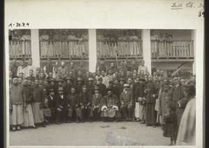 Hochzeitsgesellschaft vor dem Gehilfenhaus in Logong. Christen & Heiden von Logong & Umgebung. Die mit den Strohhüten sind Soldaten