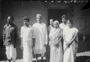 Høvdingen (Manji) Soren, hans kone og datter (fra venstre nr. 3, 5, 7) samt medarbejdere i Kalhapani Kirkes menighed, Santal Parganas, Mohulpahari Circle, november 1989