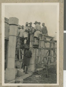 Erecting pillars of new building, Chogoria, Kenya, ca.1953