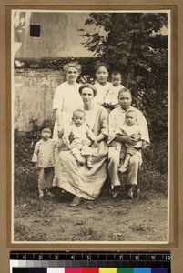 Medical missionaries with Chinese women and children, Wuhan, China, ca. 1920