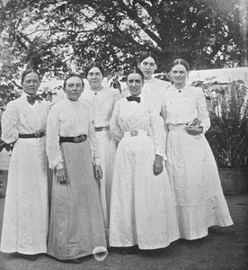 Kvindemissionærer i Sydindien. Fra venstre ?, Elna Thofte, Karoline Sørensen senere Lucas, Elisabeth Svendsen, Johanne Heiberg, Mildrid Nielsen. ca.1909