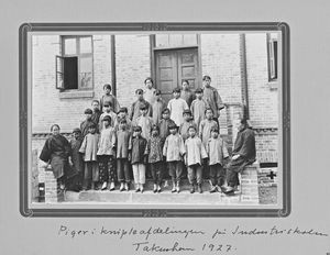 Girls in the lace section the Industrial School, Takushan 1927