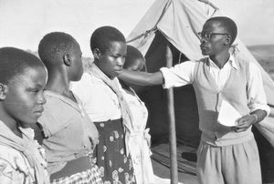 Ungdomslejr i Buhaya, Tanganyika (fra 1964 Tanzania). Lejrens opgave var at bygge nyt hus til læreren Kayungu. Her fra morgenappel i ungdomslejren. (Anvendt i DMS Årbog 1959/60)