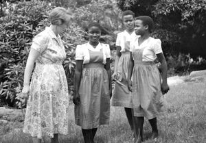 Tanganyika (fra 1964 Tanzania). På Kashasha Pigekostskole, Bukoba. Gudrun Larsen med tre af pigerne. DMS missionær Gudrun Larsen var lærer på skolen, 1950-58. (Anvendt i: Dansk Missionsblad 8/1957 og 4/1964)