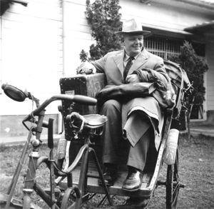 Generalsekretær i DMS, pastor Conrad Rendtorff i cykelrickshaw, Taichung, Taiwan 1956. (Anvendt i: Dansk Missionsblad nr 9/1956)