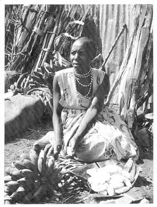 ELCT, Kagera-regionen, Tanganyika (fra 1964 Tanzania). Nyakahanga Hospital, 1962. Pårørende til en patient tilbereder bananer. (Anvendt i: Dansk Missionsblad nr 5/1963)