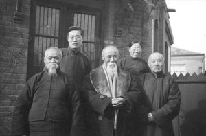 Forreste række: De tre brødre Yen: landmanden, evangelisten og præsten. Bageste række: Pastor Yen jun., søn af landmanden og frk. Yen, datter af evangelisten. Danmission Photo Archive