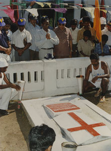 Assam, Nordindien. Mornai Tehaves 100 års jubilæum, juni 1990. Mindefakler ved Lars Peter Nielsens grav i Grahampur. (Missionær Lars P. Nielsen arbejdede som bestyrer i Mornai Tehave fra 1908 og døde her i 1918)