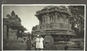 Tempelstadt Vijaianagar oder Hampi." - "Frl. Alice Matthey-Doret u. Aya