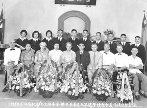 Afslutningsholdet ved Taiwan Lutherske Bibel Institut i Kaohsiung, 1. juni 1959. Forreste række fra venstre: Pastor Kaj Olsen, formand for Instituttets bestyrelse - Fru Wu, lærer - Ethel Akins, lærer - Helga Bech-Andersen, fung. forstander (til 1959) - Pastor Peter Chou Chingfu, præsident for TLC - Pastor G. Lundby, viceforstander - L. Carlson, musiklærer - Wayne Tellaksen - Ho Chinete