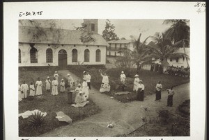 Missionare & Eingeborene auf dem Kirchplatz in Bonaberi den Osterhasen suchend