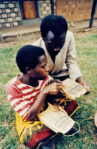 ELCT, Nordveststiftet, Tanzania. Undervisning på Ruhija Musikskole, REA. Der benyttes afrikanske musikinstrumenter. (Foto:1996-97?)