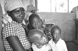 Kagera region, Tanzania. Mødre med børn i venteværelset på Izimbya-klinikken. 1973