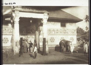 In front of the Krishna temüple in Udipi