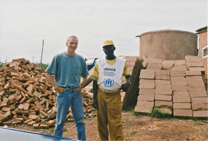 Nordveststiftet,Tanzania. Automekaniker Erik Baun Christensen og en lokal UNHCR nødhjælpsarbejder, UNHCR, 1996. (missionær Erik Baun Christensen var udsendt af DMS til ELCTs garage i Bukoba, 1996-99)