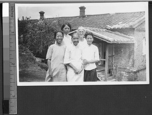 Emily S. Hartwell and her assistants, Fuzhou, Fujian, China, ca. 1920