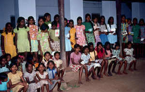 Skolepiger i Rayagada, Øst Jeypore, der viser deres "Hjertebørns" adoptionspapirer og breve, 1976