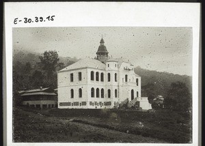 Altes & neues Gouvernementsgebäude in Buea