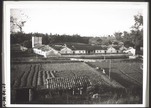 Grosses Chinesenhaus bei Moiyen, im Halbrund gebaut, mit Befestigungsturm, Fischteich, Ahnenwald