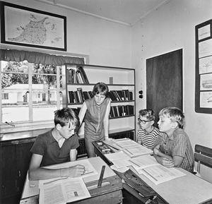 Bukoba, Tanzania. Fra Kibeta-skolen for skandinaviske missionærbørn. Missionær og lærer Herdis Joensen med danske elever. (Herdis Joensen var udsendt af DMS til skolen, 1967-70)