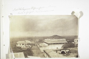 Das Wesleyaner Missionshaus in Accra. Hinten die Hügel des Fantalandes