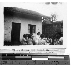 Maryknoll Sister with first communicants at Guilin, China, 1948