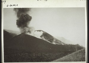 Crater of the Cameroon mountain, eruption on April 26, 1909