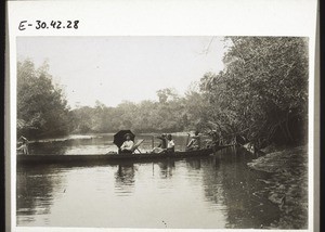 Missionar Göhring im Kanu auf der Reise