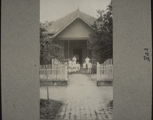 Mission house in Kwala Kapuas in July 1924 with the Epple family, Rev. Schmid and 3 boys serving in the house