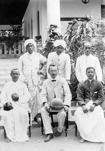 Carl Hornbech med Josej Benjamin (tv.) og Prianadan (th.) Saron, Tiruvannamalai, ca. 1904