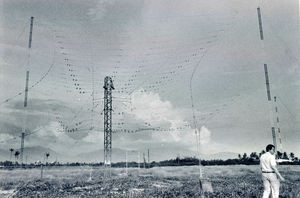 Far East Broadcasting Company, Manila, Filippinerne. FEBC er en stor radiostation med over 100 ansatte og udsendelser til mange lande/sprogområder. Det er også er godt uddannelsessted for lokale radioteknikere. Her er radiomekaniker Jens Christian Seeberg på inspektion i området