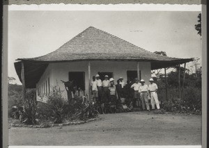 Miss. Schäfer m. Frau, einigen Angestellten der U.T.C. u. eingebornen vor dem Misionshaus in Pamu (1931)