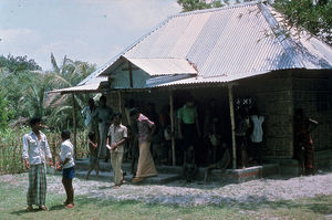 Diasserie "BLC - ung kirke i Bangladesh" - Gudstjeneste i BLC, Nr. 02 - Ikke alle kirker i Bangladesh ser sådan ud. De fleste landsbykirker er bygget af bambus eller ler og har strå- eller bliktag. Menigheden bygger selv kirken, for materialer og byggestil kender de fra deres egne huse