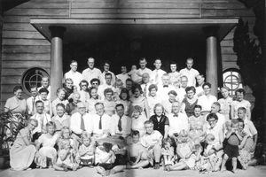 Fra Taiwans Lutherske Missionærkonference ved Sun Moon Lake, 26. juni - 4. juli 1956. I 3. række fra oven, nr. 2 fra højre: Helga Bech-Andersen, nr. 6: Gerda Bech. (Anvendt i: Dansk Missionsblad nr 16/1956)