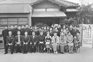 Fra julegudstjenesten i Choshi i 1964. Menigheden foran det hus, hvor møder og gudstjenester afholdes. I midten familien Leth-Larsen