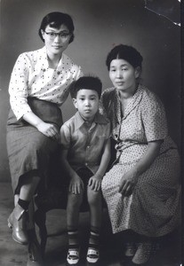 Nam Sooki, Lee DeYoung and his mother, 1956