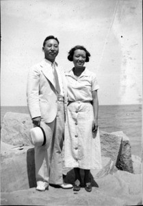 Hahn Jang Ho and Helen Hur at the beach